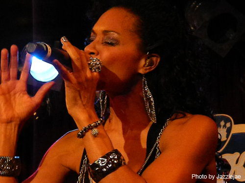 En Vogue Performs