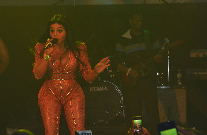 Lil' Kim Performs