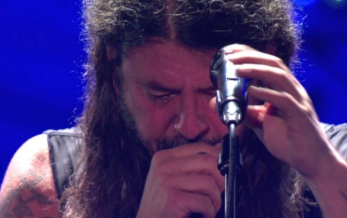 Dave Grohl breaks down during Taylor Hawkins Tribute Concert