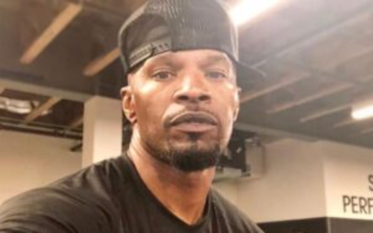 Jamie Foxx helps mother