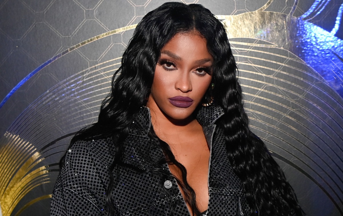 Joseline Hernandez fighting with officers