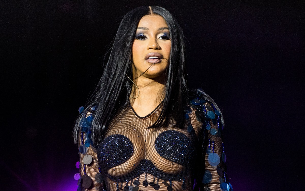 Cardi B Tampon String Performance