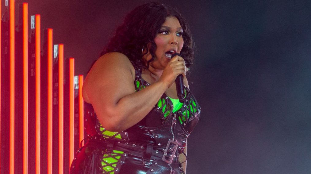 lizzo dancers sue