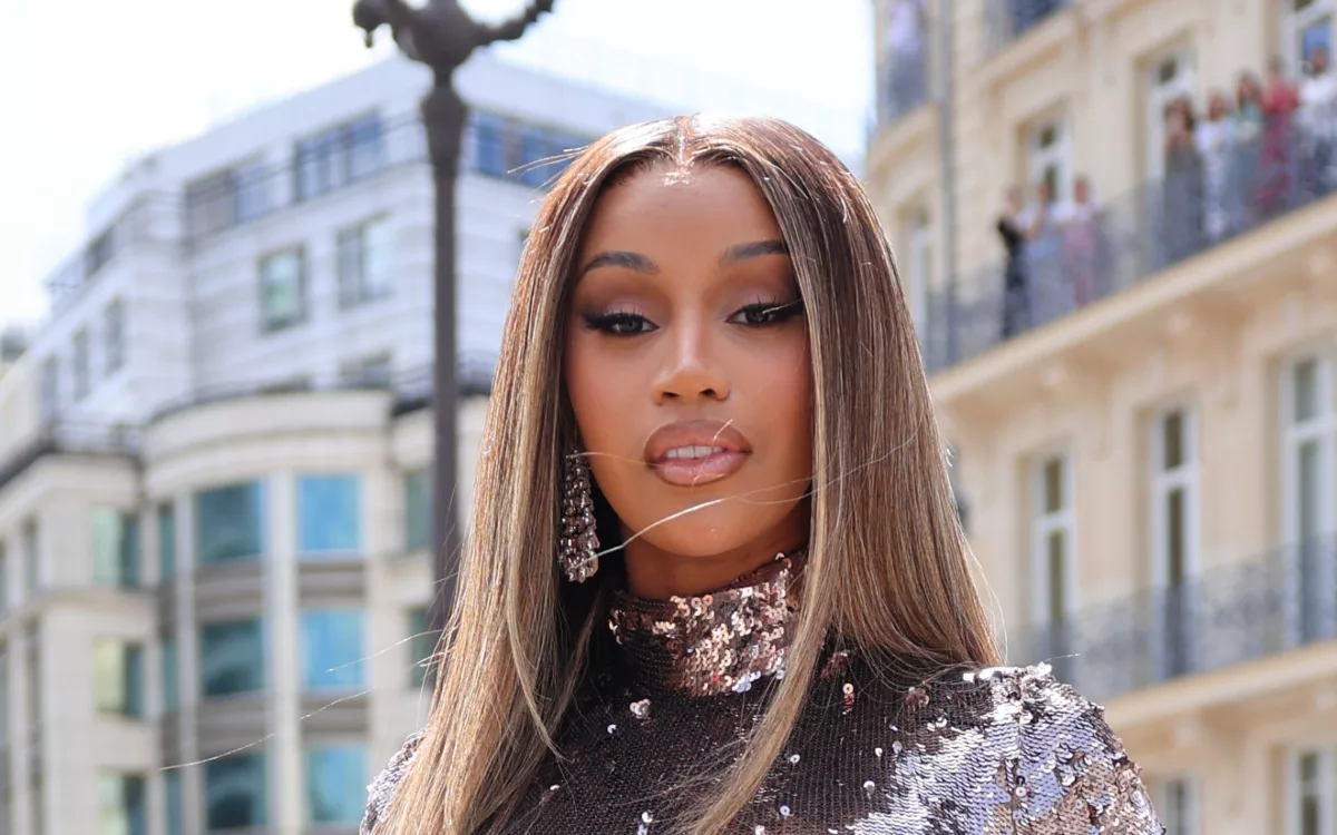 Cardi B - Clapback At Kanye West's “She Is An Industry Plant”