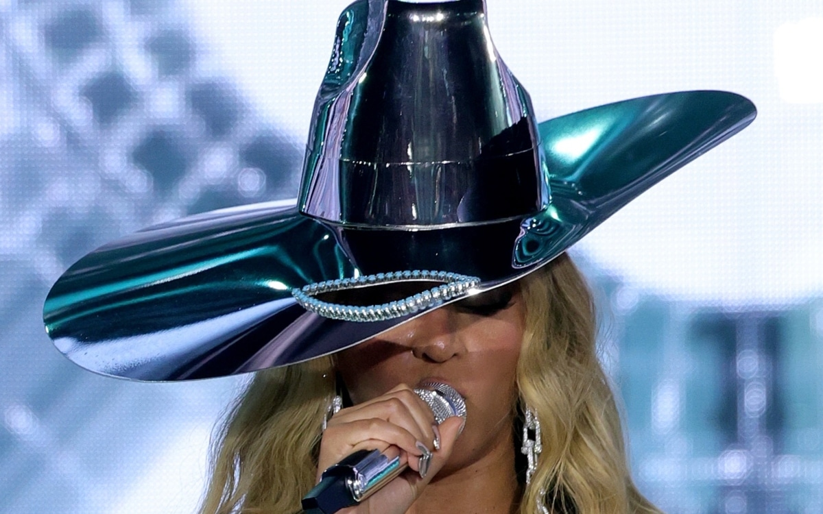 Beyonce Accused of Stealing Hajime Sorayama’s Design